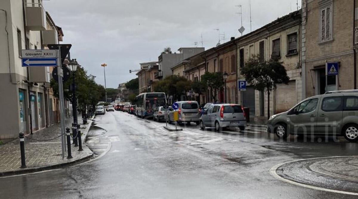 Rimini, caos traffico per il Sigep. 'Nuova tratta Metromare soluzione, ma perso troppo tempo' - Traffico paralizzato in via Giovanni XXIII a Rimini