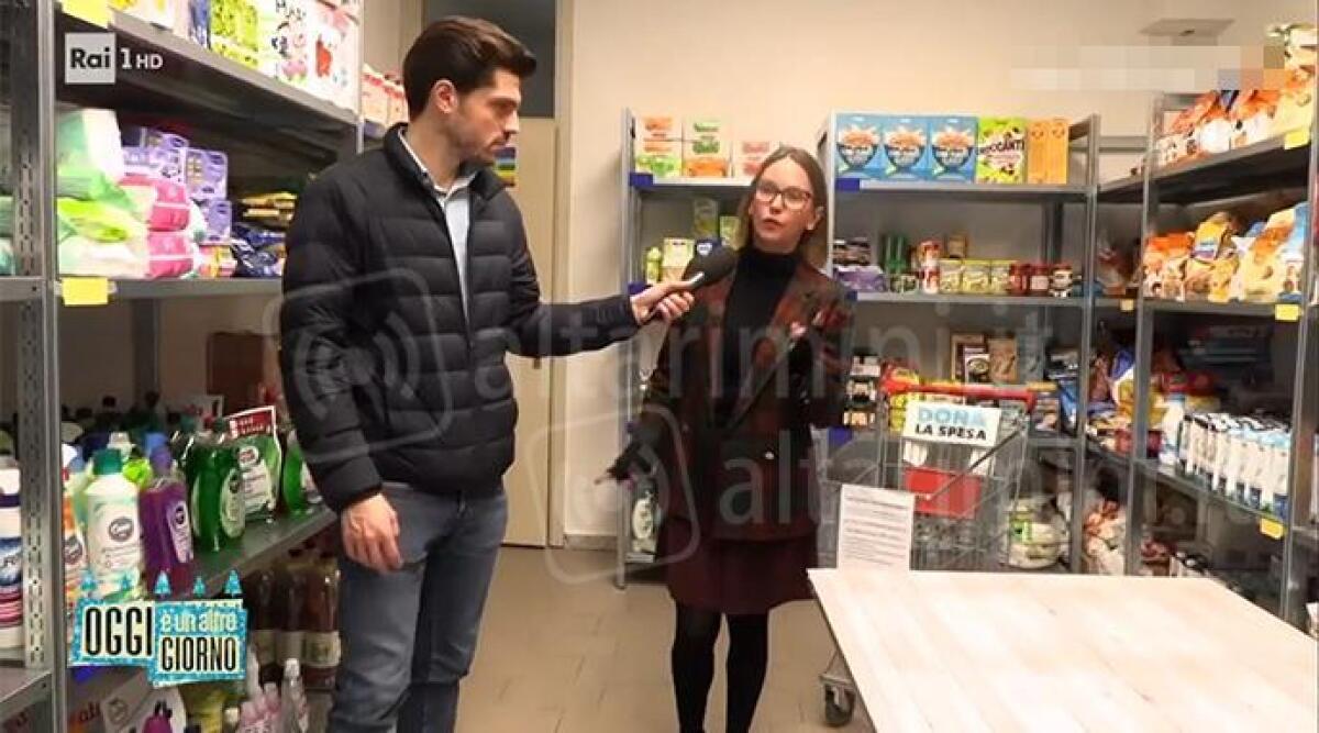 &quot;Qui la spesa &egrave; gratis&quot;, l'Emporio Solidale di Santarcangelo attira le telecamere di Rai 1 - Dalla trasmissione &quot;Oggi &egrave; un altro giorno&quot; di luned&igrave; 2 gennaio 2023 (Rai 1)