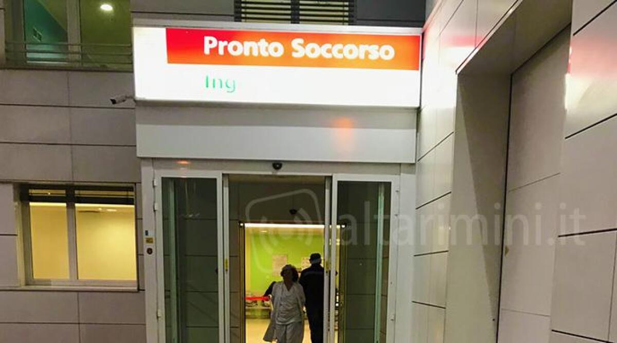 Rimini, bimba di 6 mesi muore per una polmonite - L'ingresso del pronto soccorso di Rimini