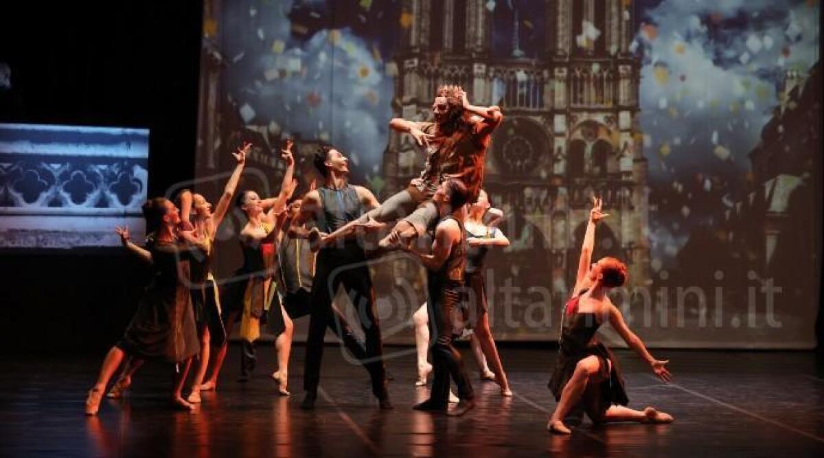 Quasimodo ed Esmeralda sulle punte: Notre Dame de Paris arriva alla Regina di Cattolica - Un momento dello spettacolo