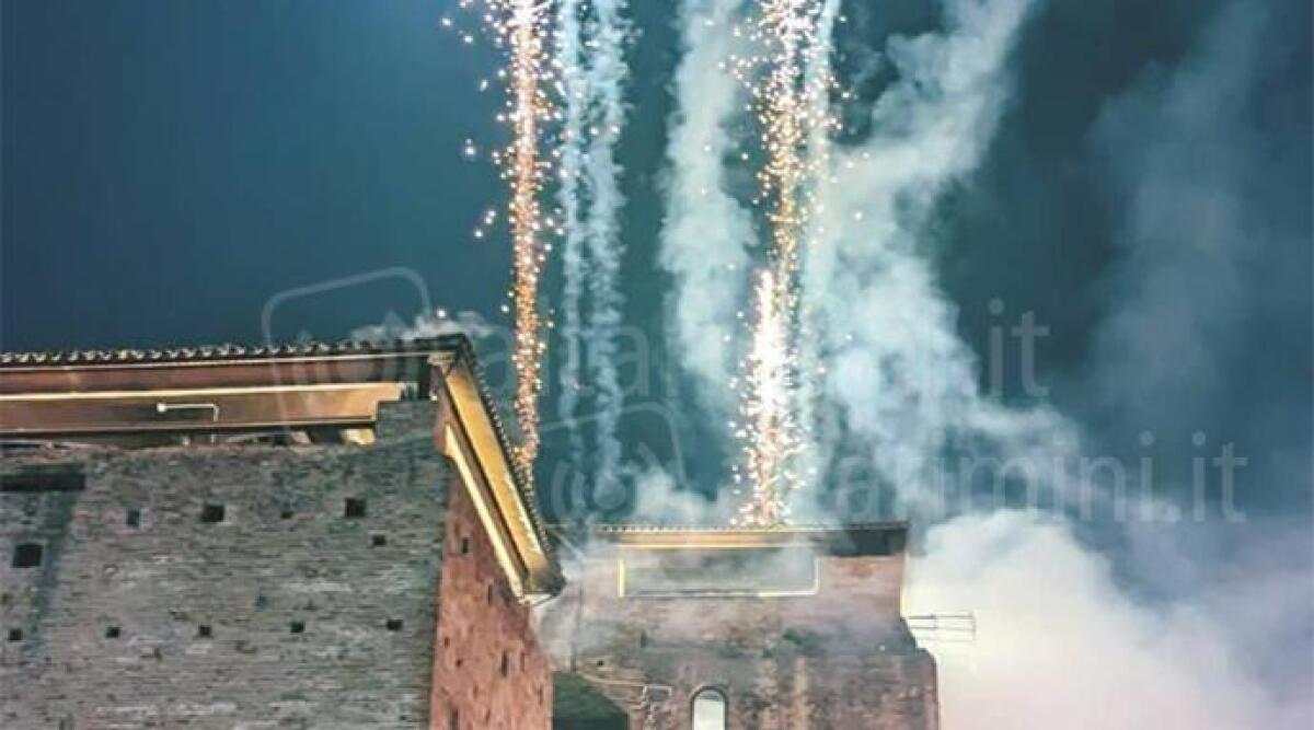 Rimini, grande pienone a Capodanno: incantano i fuochi d'artificio a Castel Sismondo - I fuochi d'artificio a Castel Sismondo PH ELISA DRUDI