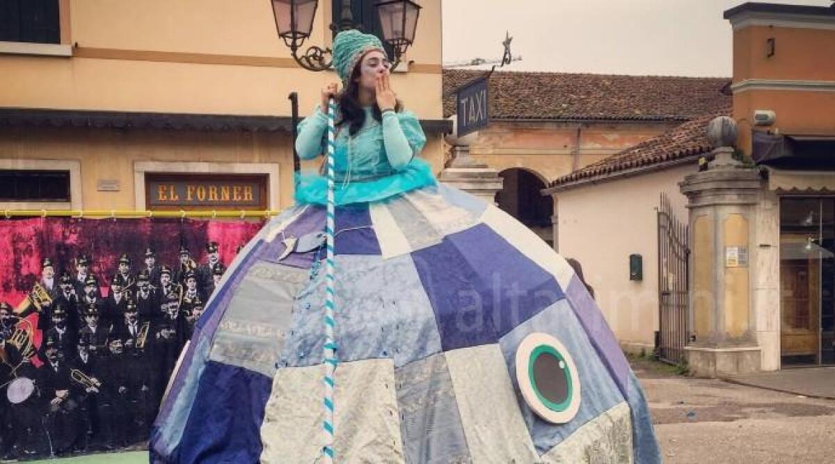 La Befana arriva a Riccione Paese con 'Fatine, balene e balocchi' - Una delle fatine alla festa della Befana