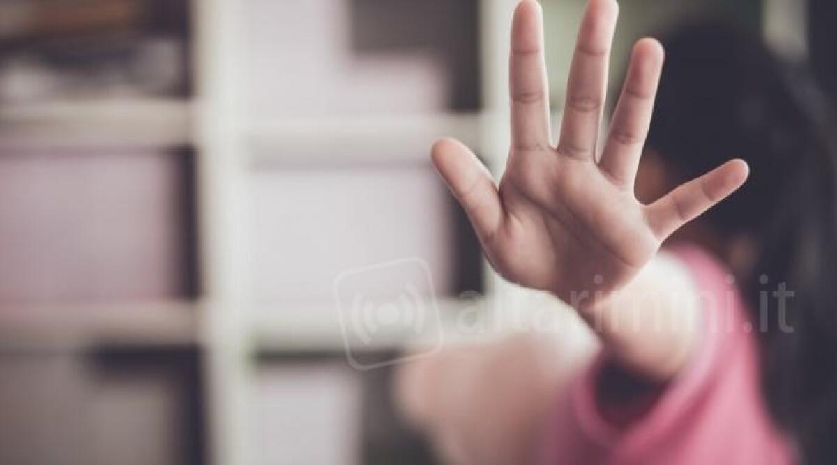 Maltrattano nipotina: bimba di tre anni e mezzo trovata sotto il letto dai militari - Condanne per gli zii