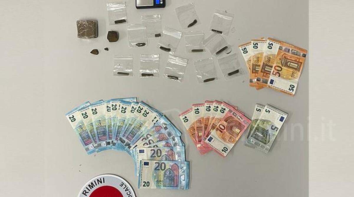 Espulso dall'Italia ma spacciava al parco con l'amico: due arresti a Rimini - Il sequestro da parte della Polizia Locale di Rimini
