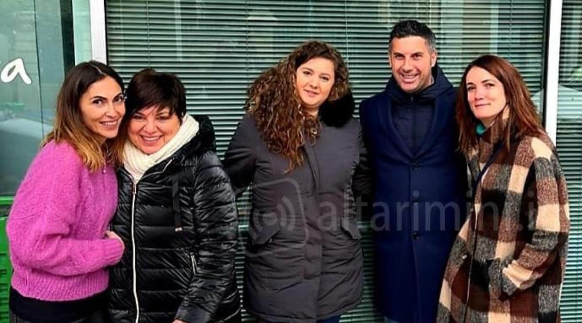 Cattolica, al Teatro della Regina 'Te lo ricordi Grease, il Musical?' per ricordare Manu - L'assessore Alessandro Belluzzi con il le organizzatrici della serata