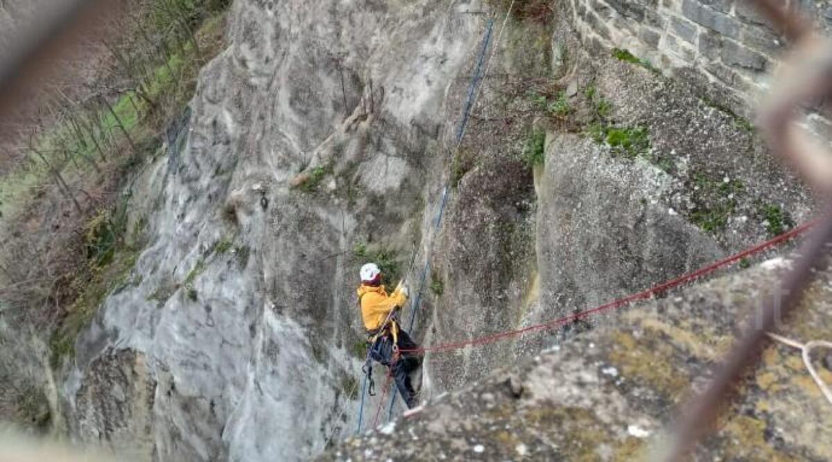 Mercato Saraceno, rocciatori sulla rupe di Linaro per manutenzione della scarpata - Uno dei rocciatori al lavoro sulla rupe