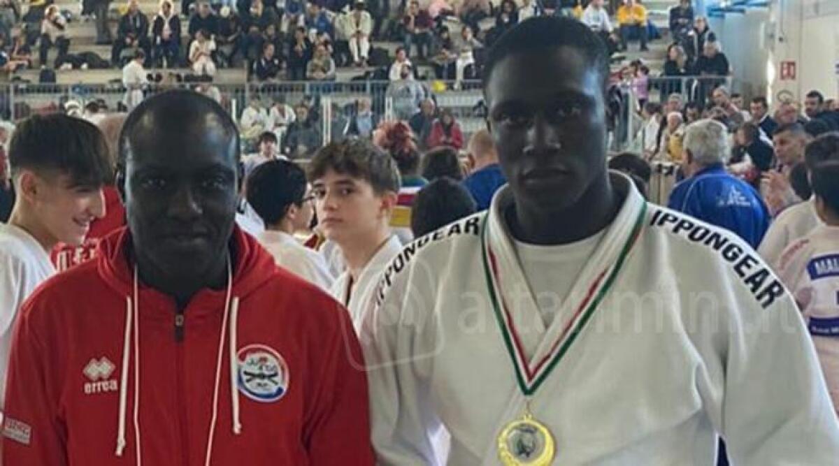 Riccione, sulle orme del padre: il giovane judoka lo raggiunge dal Senegal dopo 10 anni - Badiane Karamba Bruno con il padre Ousmane