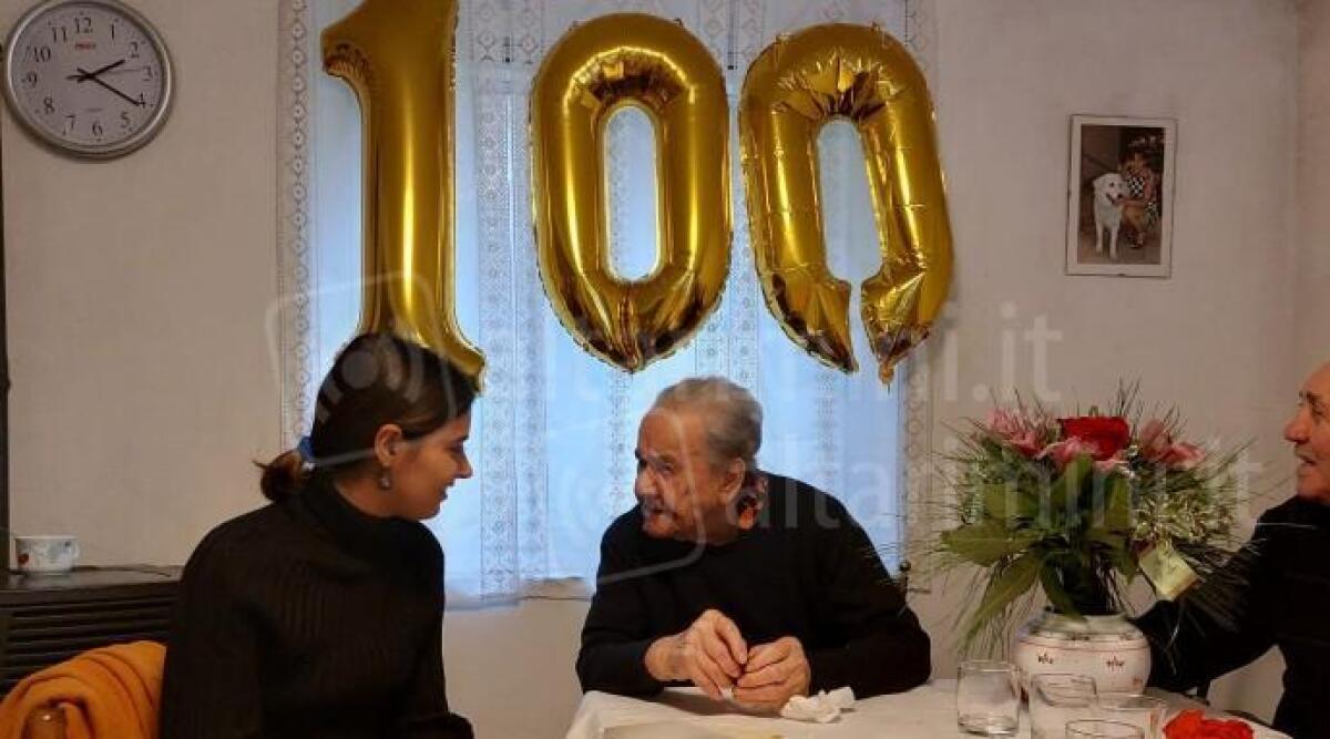 I 100 anni di Liduina, energica nonna sprint riminese - L'assessora Mattei e la festeggiata Liduina