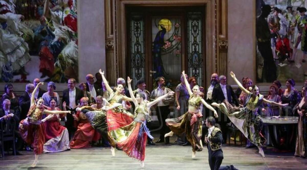 Rimini, tutto esaurito per la prima dell'Opera di Capodanno al Galli - Una scena dello spettacolo - foto Paritani