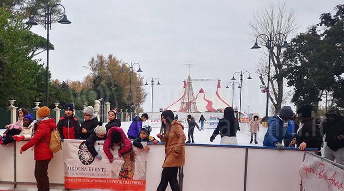 Rimini, successo per il Villaggio di Natale: spettacoli e pista di ghiaccio fino al 15 gennaio - La pista di pattinaggio in piazzale Fellini
