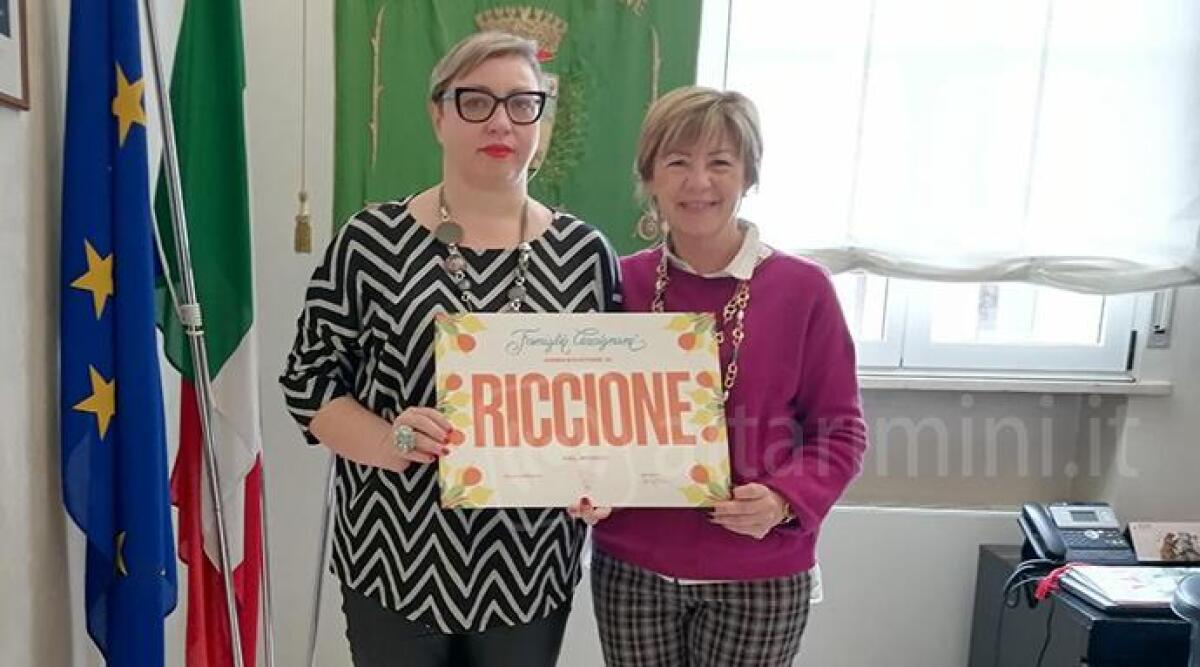 Dal 1976 ogni anno in vacanza a Riccione: la Sindaca la nomina ambasciatrice della città - Sara Cercignani e la Sindaca Daniela Angelini
