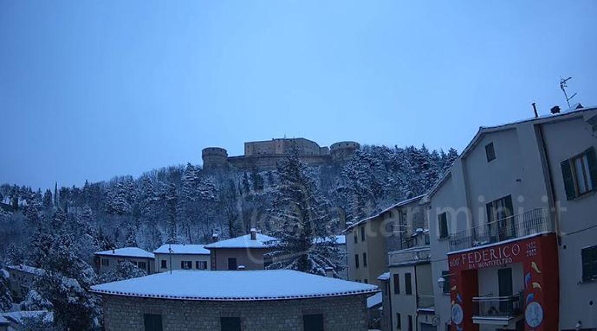 Alta Valmarecchia, emergenza neve e bilanci in rosso: 'Spese superiori di 5 volte al previsto' - San Leo sotto la neve FACEBOOK