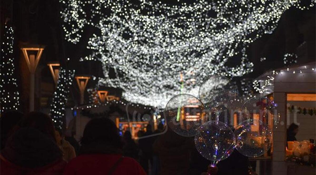 Cattolica lascia accese le luminarie per un altro mese: 'Citt&agrave; accogliente, anche per i saldi' - Luminarie di Natale in viale Bovio