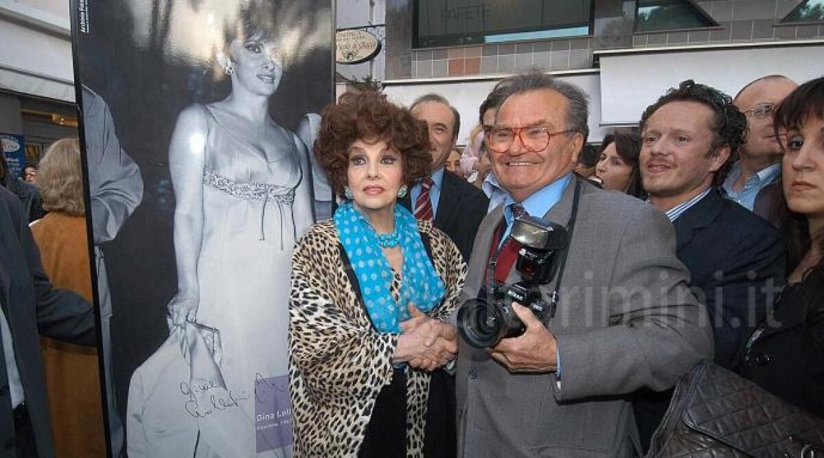 Riccione piange la scomparsa di Gina Lollobrigida, aveva lasciato l&rsquo;impronta lungo la passeggiata delle star - Gina Lollobrigida con Pico (Epimago) Zangheri (Ph. Gasperoni)