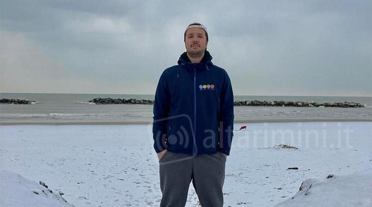 Meteo Rimini: dopo la neve scatta allerta per le gelate - Federico Antonioli (Centro Meteo Emilia Romagna) sulla spiaggia 41-42 di Bellaria coperta dalla neve