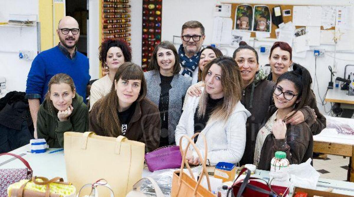 Due nuove macchine da cucire 'a colonna' per la Pelletteria di San Patrignano - Lavoratori e prodotti della Pelletteria di SanPa