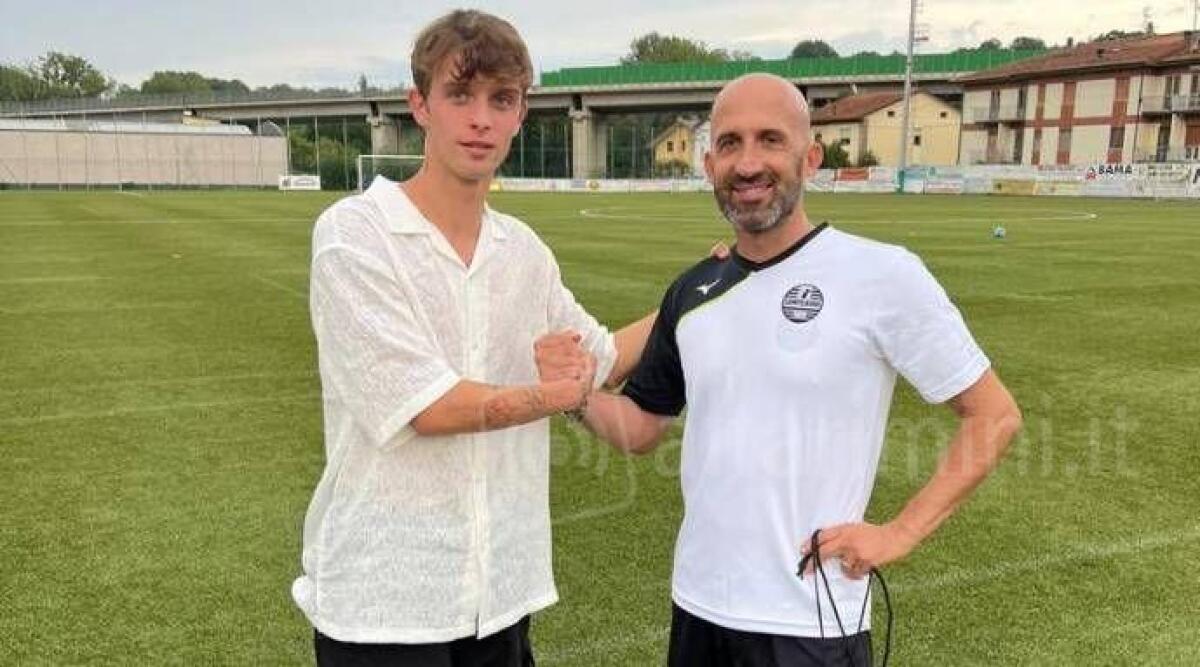 Calcio Promozione, Pippi (5 gol in 6 gare): 'Sampierana, bella prova di forza contro il Sant'Ermete' - Simone Pippi e mister Federico Barontini