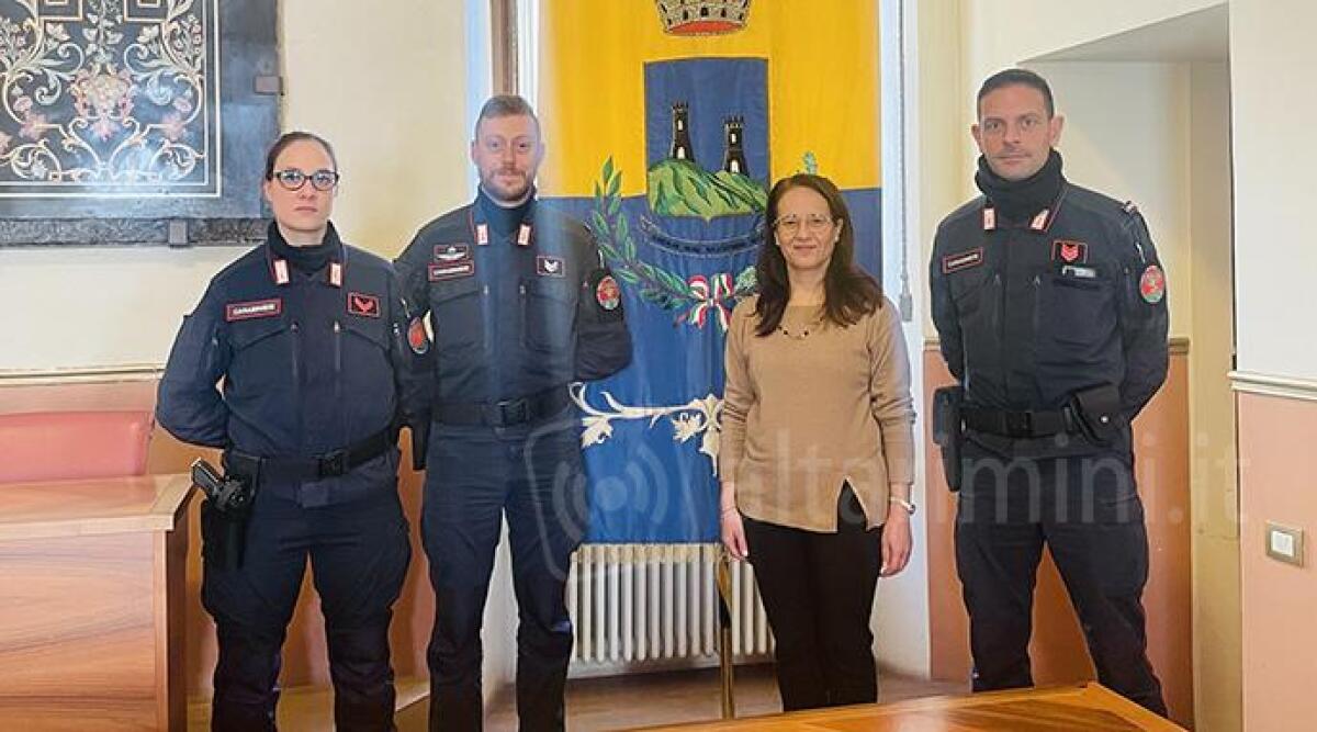 Verucchio, accolto in municipio il nuovo Comandante dei Carabinieri Forestali - La sindaca Stefania Sabba accoglie il il nuovo Comandante della stazione di Santarcangelo dei Carabinieri Forestali Christian Cecchini