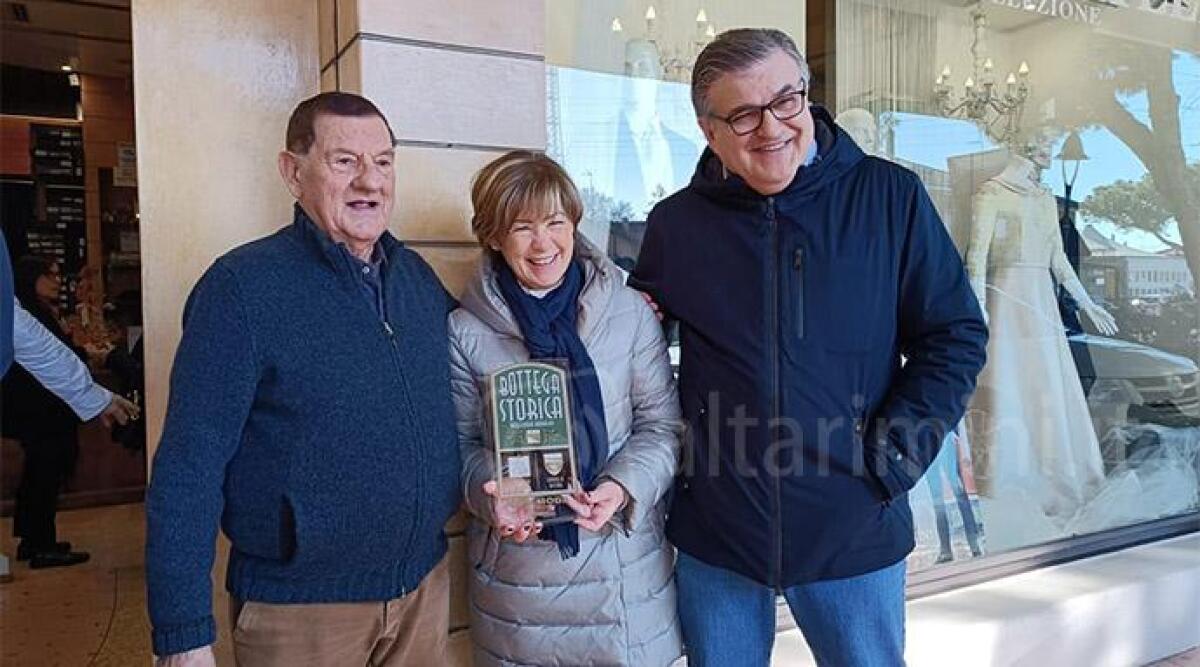 Da oltre 50 anni veste i riccionesi: Cab Moda &egrave; bottega storica - Al centro la sindaca Angelini