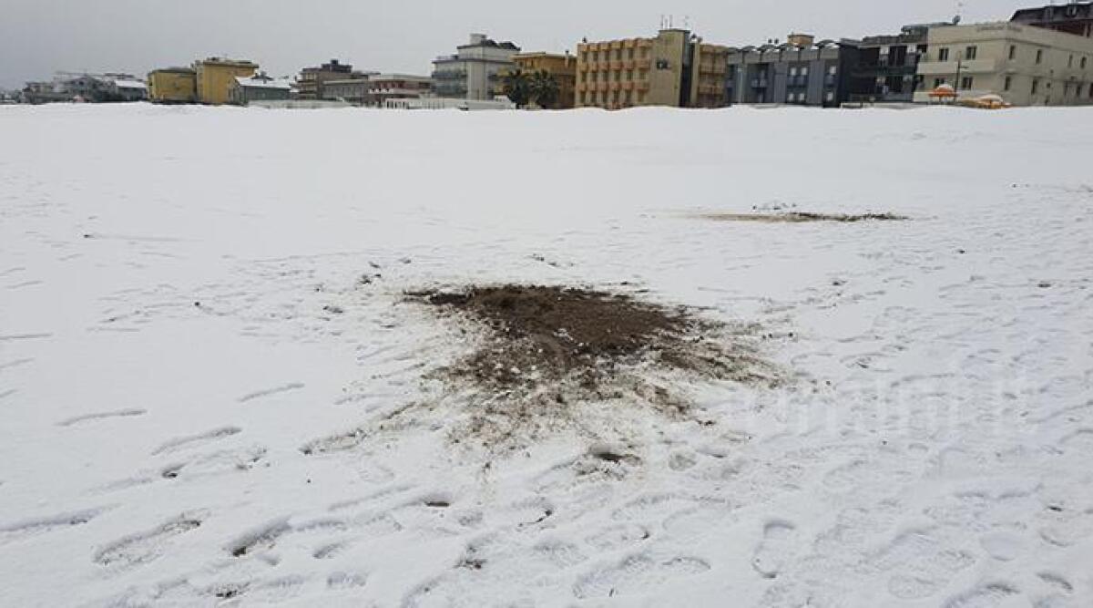 Tragedia all'alba, &egrave; di una cameriera 30enne il cadavere trovato in spiaggia a Torre Pedrera - Il luogo del ritrovamento del cadavere sulla spiaggia di Torre Pedrera