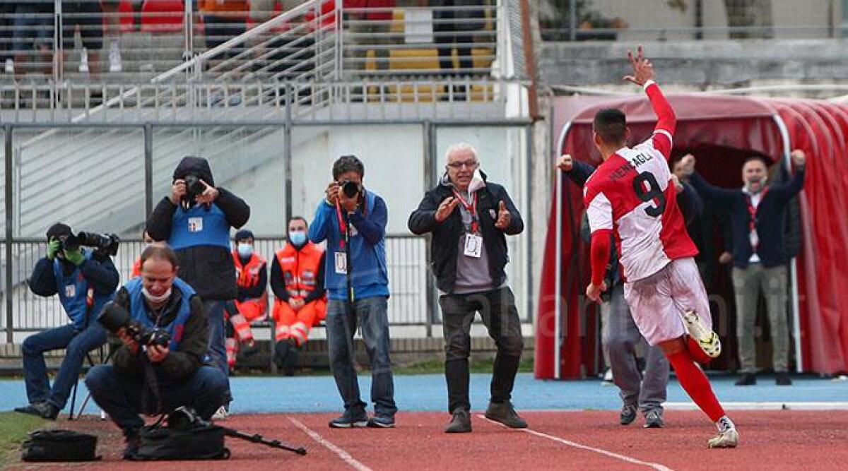 Cuore Rimini, Fermana ribaltata in due minuti: al Recchioni vittoria 2-1 - Mencagli esulta VENTURINI (archivio)