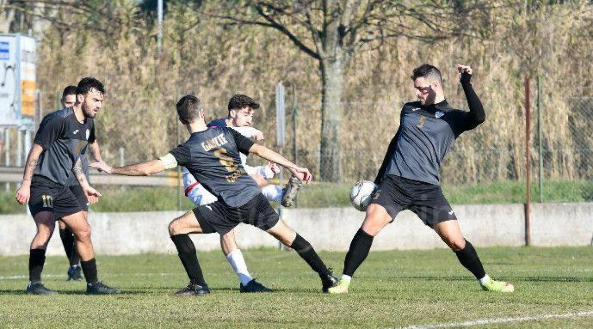 Calcio Promozione, Gabicce Gradara cerca il riscatto: arriva il fanalino di coda San Costanzo - La difesa del Gabicce Gradara in azione a Sant'Orso