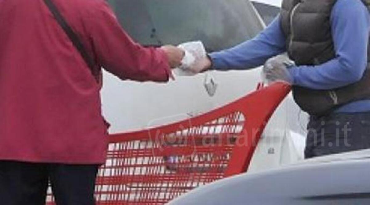 Pretendeva a tutti i costi l'euro del carrello: molesta i clienti e viene arrestato - Foto di repertorio