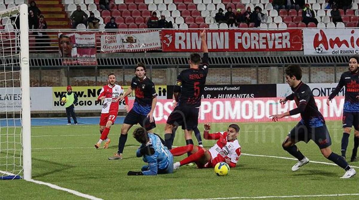 Rimini Calcio, beffa al Neri: l'errore di Allievi &egrave; fatale. Vince il Gubbio 1-0 - Mencagli e Di Gennaro a terra: &egrave; l'occasione capitata al Rimini a dieci minuti dal termine