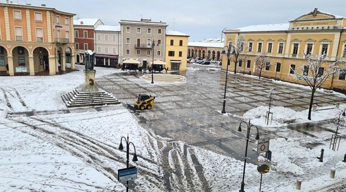 Santarcangelo, in azione i mezzi spazzaneve. Venerd&igrave; scuole aperte - Neve in piazza Ganganelli