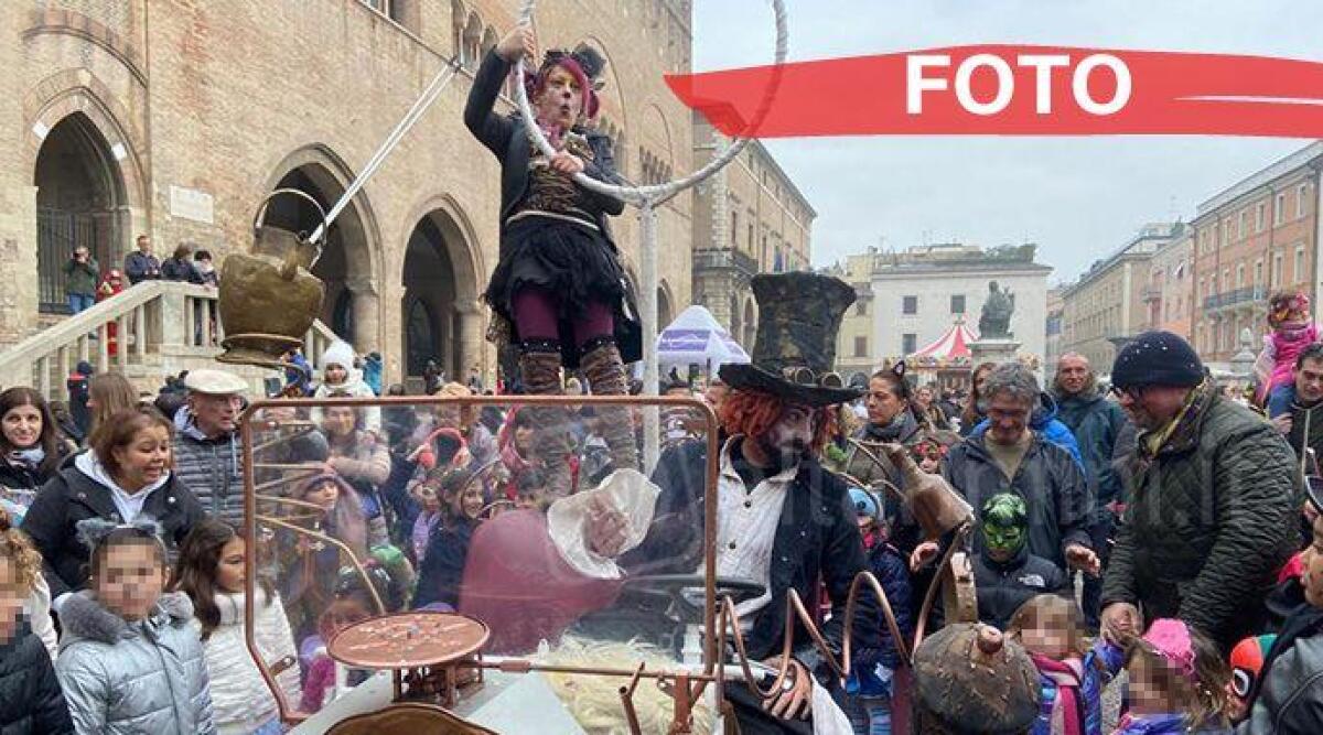 Si chiude ColorCoriandolo tra maschere, musica e artisti - La giostra francese in piazza Cavour