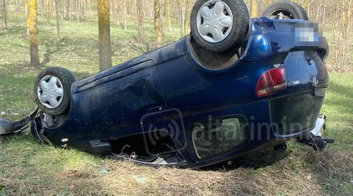 Rocambolesco schianto sulla Marecchiese: auto finisce fuori strada ribaltandosi - Lo schianto nei pressi di Secchiano di Novafeltria