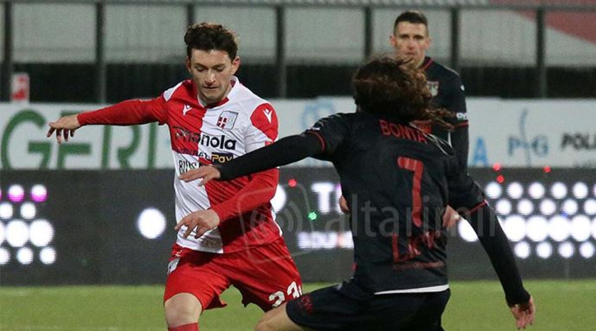 Il Rimini Calcio non pu&ograve; puntare al 9 in pagella, ma non deve accontentarsi del 6 - Sandri in azione nella sfida di campionato dello scorso anno