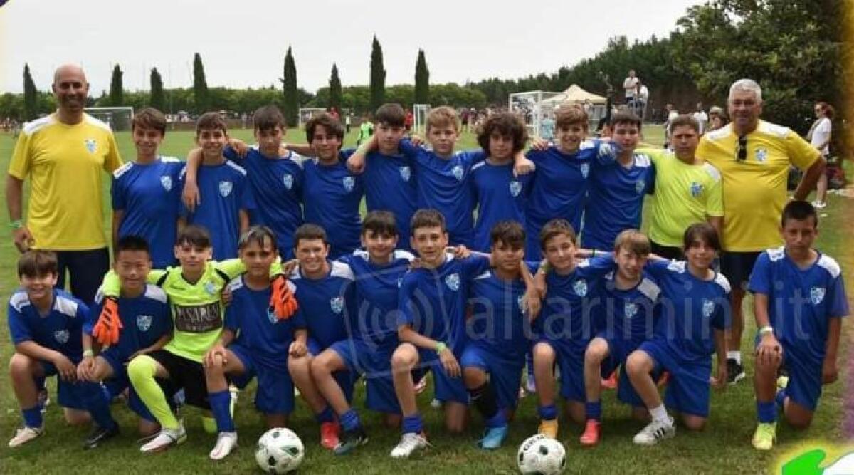 Calcio giovanile, la rinascita del Rivazzurra: in due anni 120 iscritti. Al lavoro nove istruttori - La squadra Esordienti 2010 del Rivazurra al torneo di Verona