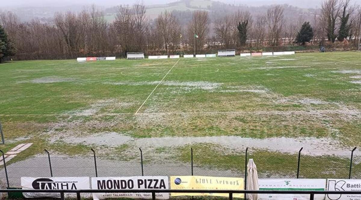 Calcio Promozione: la pioggia ferma le gare di Novafeltria, Misano e Bellaria - Il Comunale Urbini-Casali di Secchiano impraticabile per la pioggia