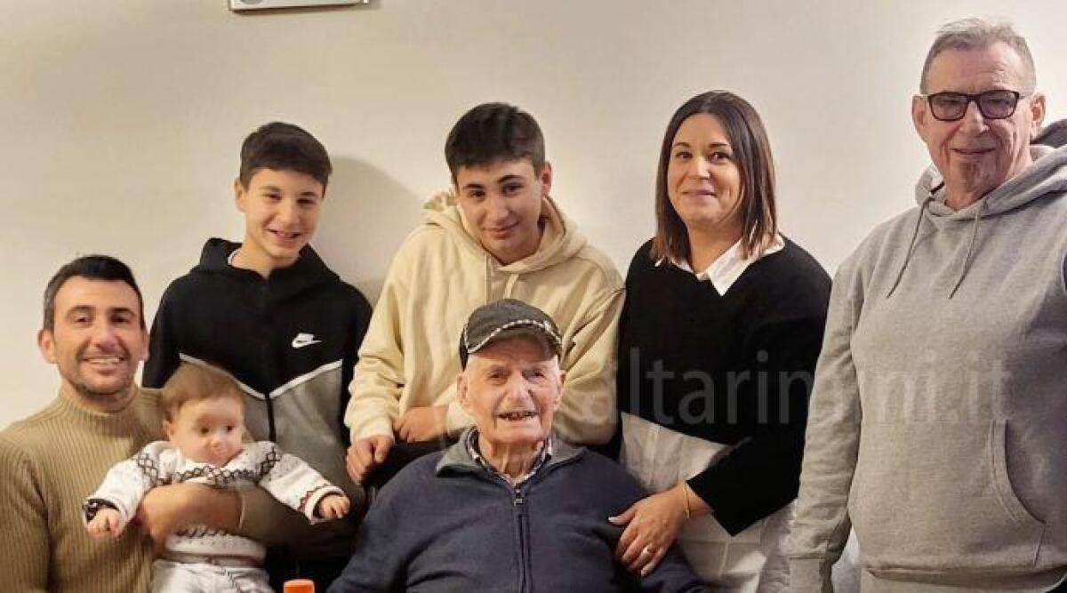 Riccione, sopravvissuto ai campi nazisti, Sebastiano festeggia 101 anni - Sebastiano festeggiato dalla famiglia e dall'assessora Zoffoli