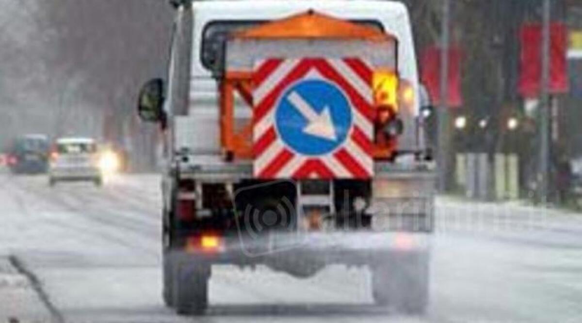 Rimini, strade 'ghiacciate' dopo la neve: intervengono i mezzi spargisale - Archivio