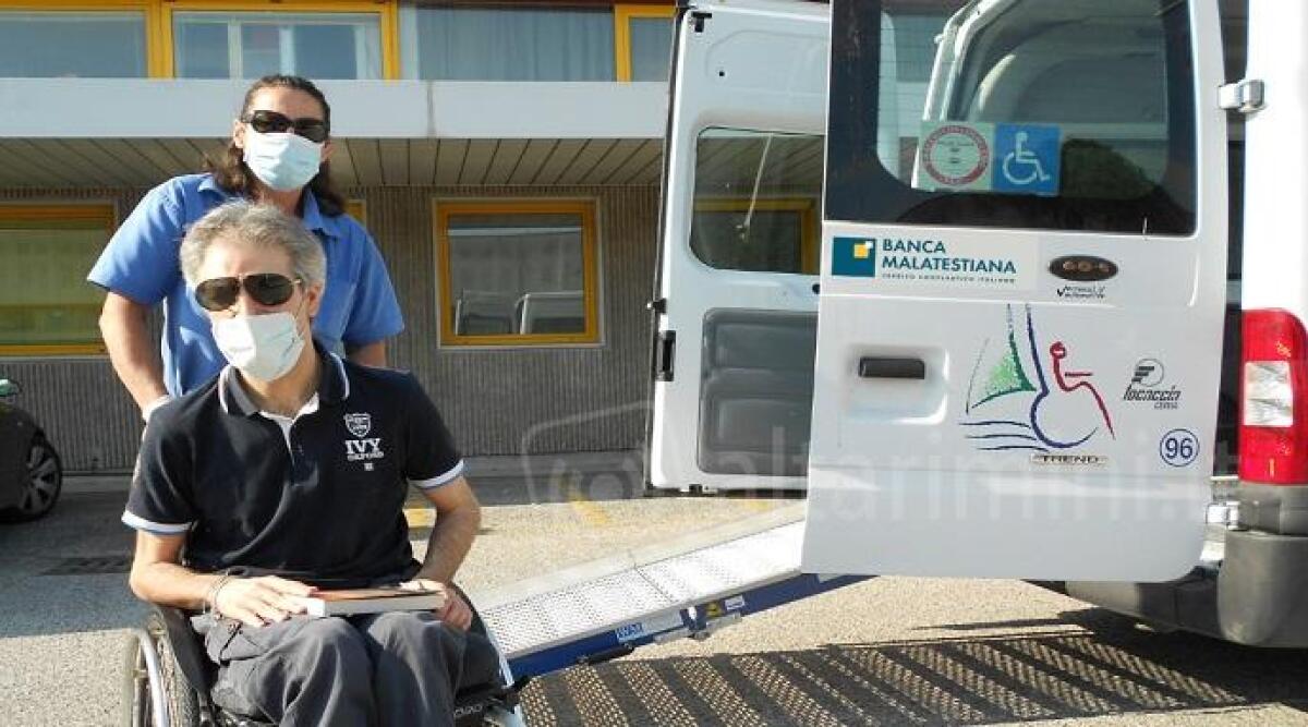 Trasporto dializzati in ospedale, confermato servizio gratis per 39 pazienti - Un'operatrice della Coop la Romagnola assiste un paziente