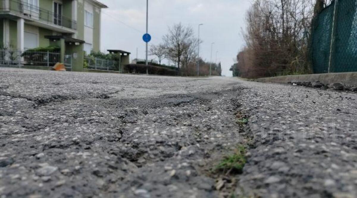 Riccione, per la manutenzione strade nel 2023 oltre due milioni di euro - Viale Caprera prima del lavoro di asfaltatura