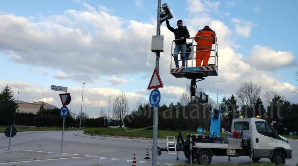 Riccione: contro gare clandestine in zona artigianale arrivano telecamere e targa system - L'assessore Simone imola