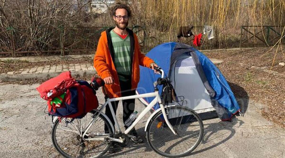 Carnevale Europeo a Isernia, Simone arriva in bici da Rimini - Simone D'Antonio partito da Rimini