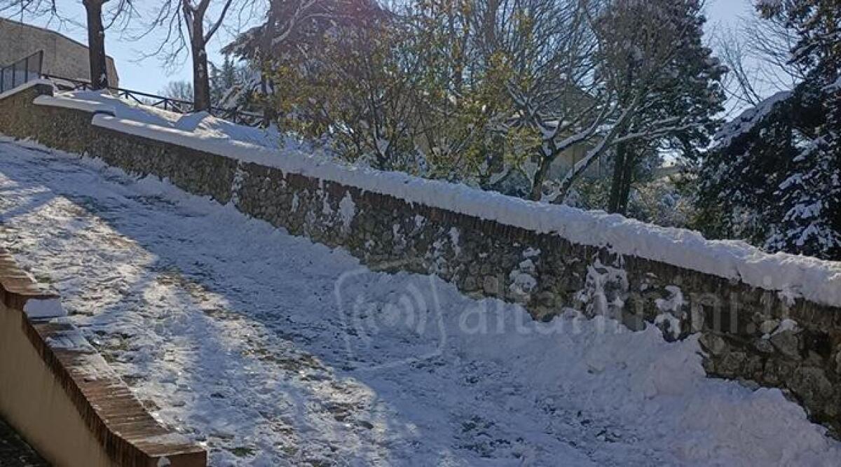 Strada ghiacciata: disagi a Verucchio: &quot;Gli addetti non spargono il sale&quot; - Via Mura San Giorgio a Verucchio