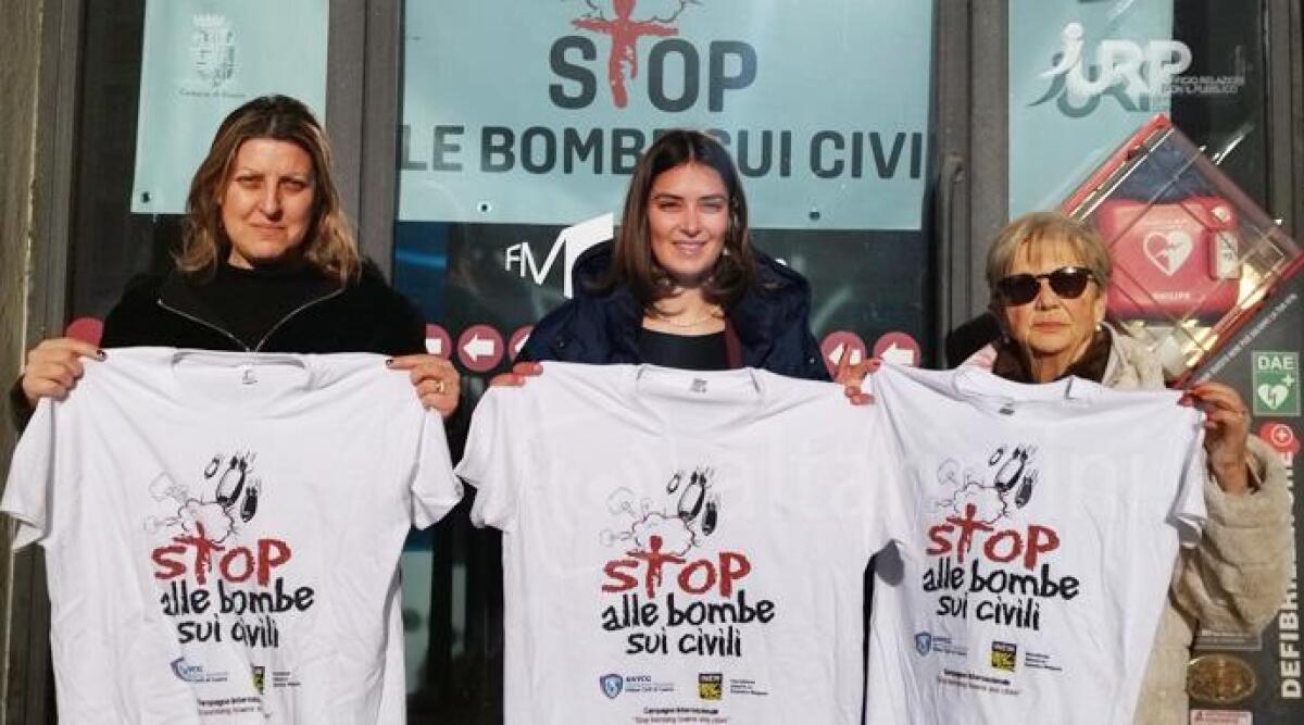 Castel Sismondo illuminato di blu per la Giornata nazionale delle vittime civili delle guerre - L'assessore Francesca Mattei (al centro) insieme a Marialuisa Cenci e Simona Cicioni di ANVCG