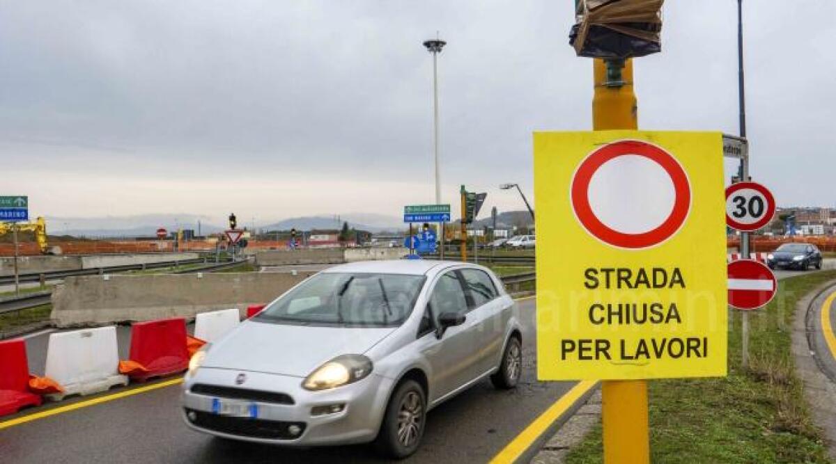 Partita la nuova viabilit&agrave; per la realizzazione della maxi rotatoria tra la Statale 16 e la Consolare San Marino - Lavori sulla Statale 16 ARCHIVIO