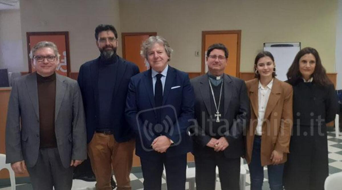 Frutta e verdura in eccedenza distribuite dal Caar alle famiglie bisognose - Da sinistra Daniele LIvio Ziino (presidente istituto per la famiglia Rimini)