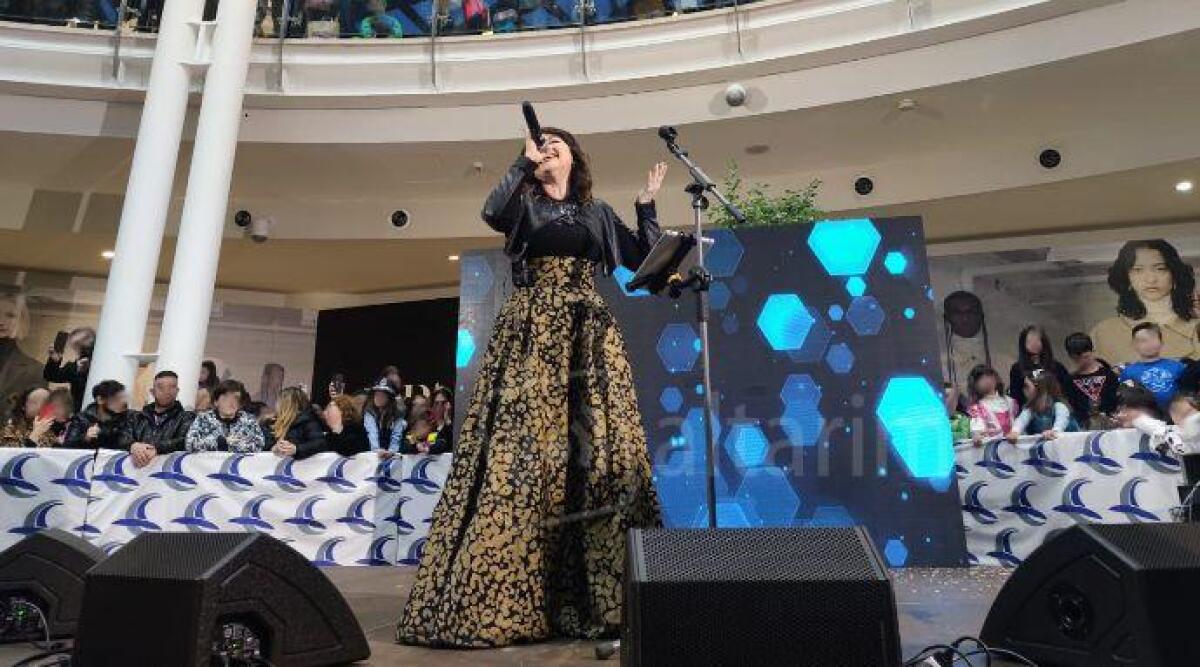 Cristina D'Avena incanta le Befane: in tanti a cantare le canzoni dei cartoni animati - Cristina D'Avena