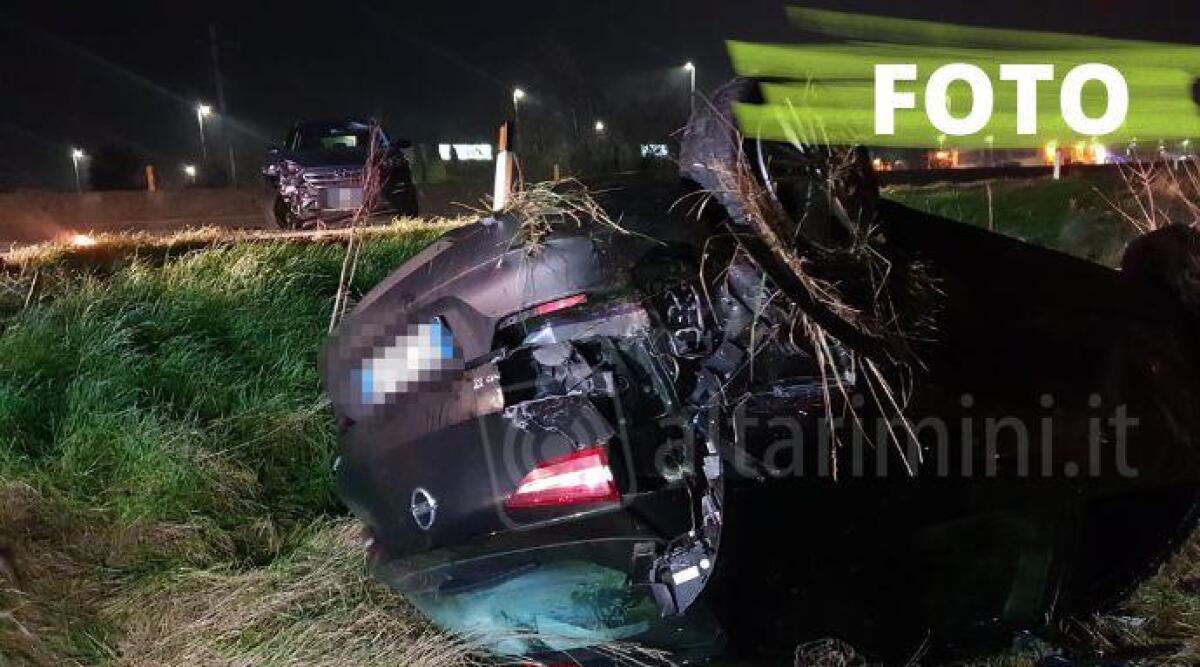 Tampona un'auto e finisce fuori strada: brutto incidente sulla statale 16 - 