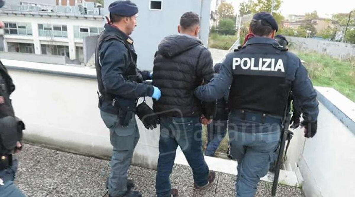 Scovato nell'hotel abbandonato mentre prepara dosi di eroina e hashish - Archivio