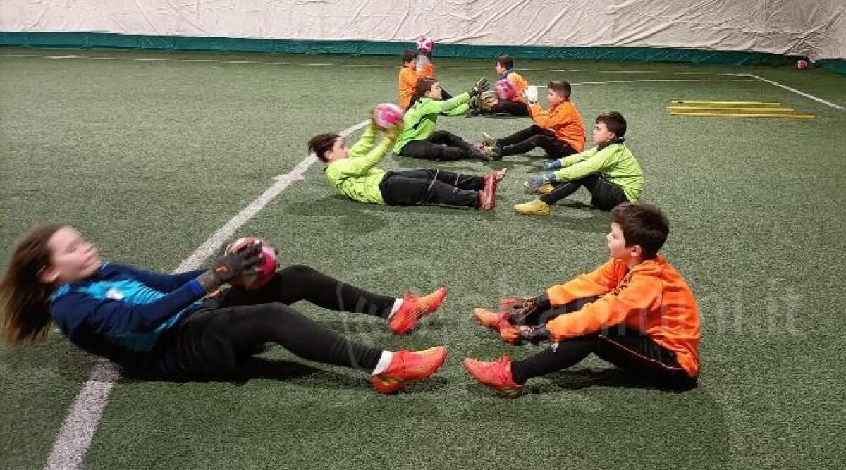 Calcio Terza, Garden capolista, capitan Benedetti: 'Il destino &egrave; nelle nostre mani' - Giovani portieri in allenamento al Garden sotto la guida di mister Loretta Marini