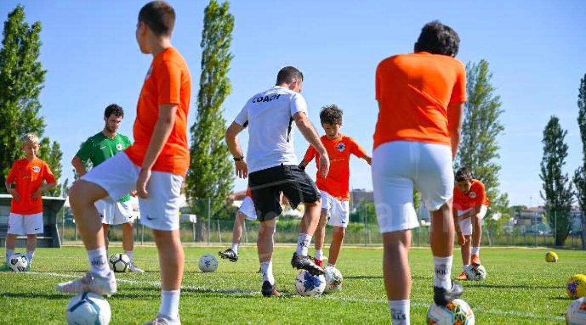 Camp Calcio Lunardini Skills-Estate 2023: aperte le iscrizioni. Febbraio mese promozionale - Francesco Lunardini durante una lezione al Camp