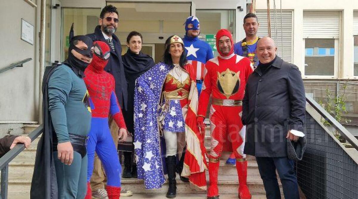 Capitan America, Uomo Ragno e Superman si calano dalle pareti esterne dell&rsquo;ospedale - I supereroi in ospedale - nella gallery alcuni di loro in azione